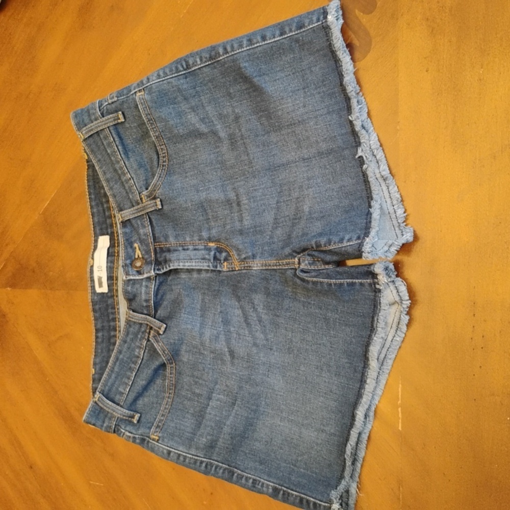 Levi's Denim Shorts Medium Wash Zipper 4" Rise Classic Women 10 Waist 32"